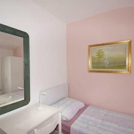 Apartman Sa Tri Spavace Sobe U Blizini Plaze Apartment Premantura