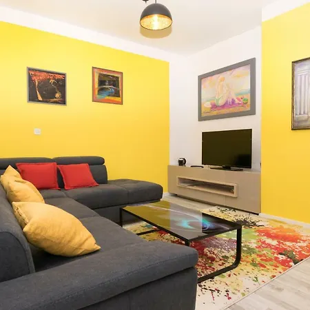 Apartment Apartman Sa Tri Spavace Sobe U Blizini Plaze