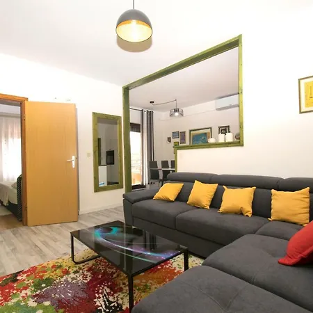 Apartman Sa Tri Spavace Sobe U Blizini Plaze * Premantura