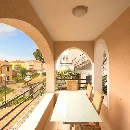Apartment Apartman Sa Tri Spavace Sobe U Blizini Plaze Premantura