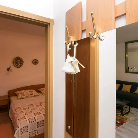 Apartman Sa Tri Spavace Sobe U Blizini Plaze Apartment *