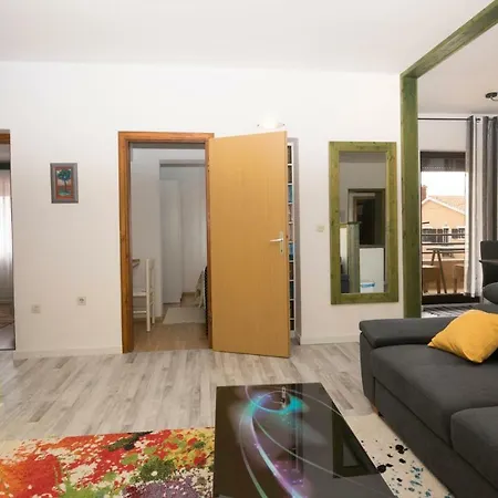Apartment Apartman Sa Tri Spavace Sobe U Blizini Plaze *