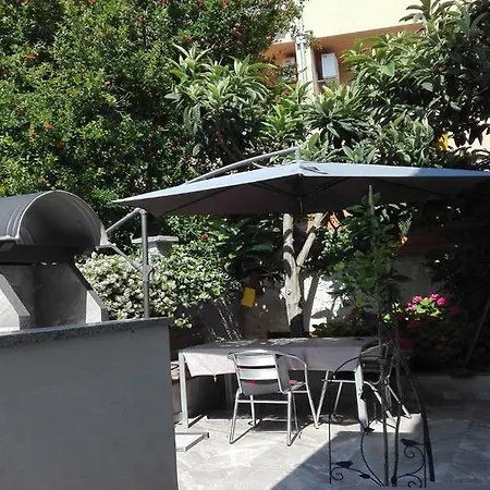 Apartman Sa Tri Spavace Sobe U Blizini Plaze Apartment *